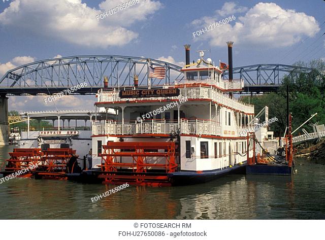 paddle wheeler, Nashville, River Front Park, Tennessee, Paddle-wheel cruise riverboats docked at River Front Park on the Cumberland River in Nashville in the...