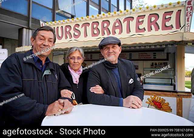 25 September 2020, North Rhine-Westphalia, Cologne: The former landlords and operators, Ralf Jäger-Vosen (l) and Eva Vosen