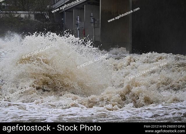 14 December 2023, Baden-Württemberg, Stuttgart: Water masses form high waves at a Neckar lock near Stuttgart after prolonged rainfall (wiping effect due to long...