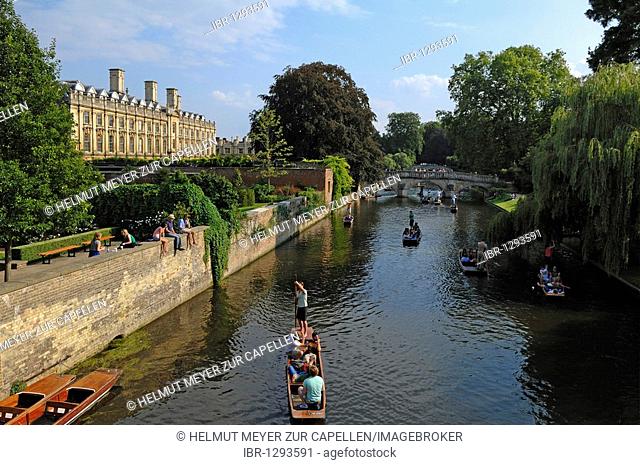 Boating, so-called punting on the river Cam, on the left a building of the King's College, Cambridge, Cambridgeshire, England, United Kingdom, Europe