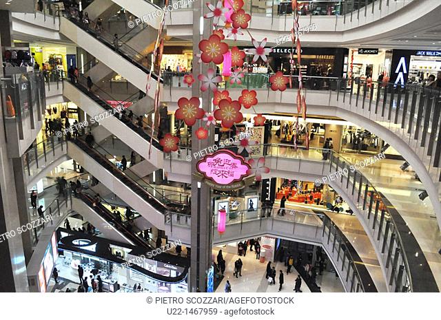 Shanghai (China): Raffles City mall in People’s Square