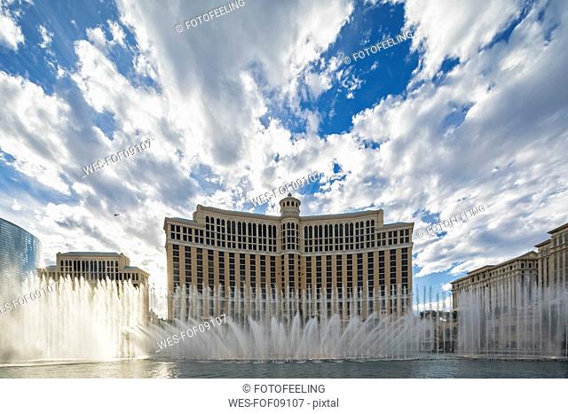 USA, Nevada, Las Vegas, Strip, fountain of hotel Bellagio