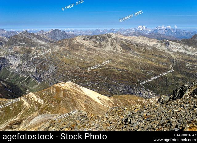 Auf dem Gipfel des Fanellhorns, Zervreila-Region, Valser Tal, Graubünden. Sicht über das Wissgrätli links hinunter ins Länta-Tal und gegenüber in der Mitte zum...