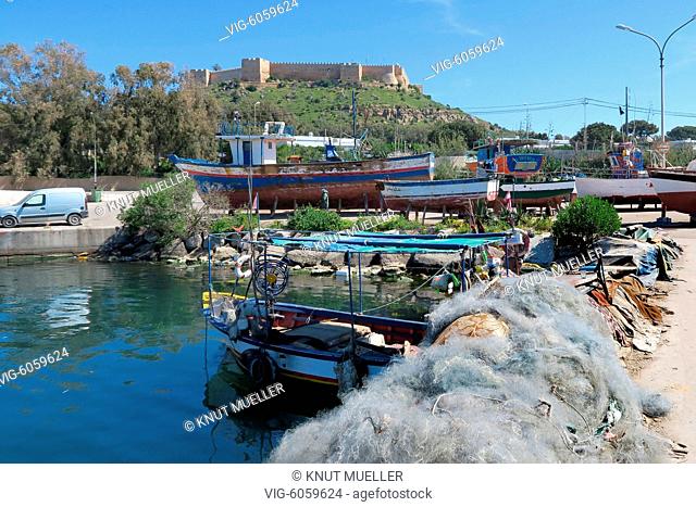 Fischereihafen von Kelibia auf der Halbinsel Cap Bon mit Festung, gebaut iim 12. Jh., gilt als größte Tunesiens aus dem islamischen Mittelalter