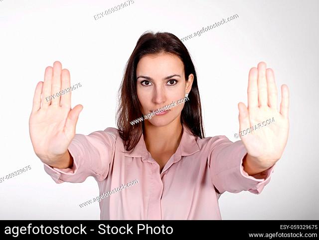 junge Frau zeigt Stopp  beautiful young woman showing stop with two hands