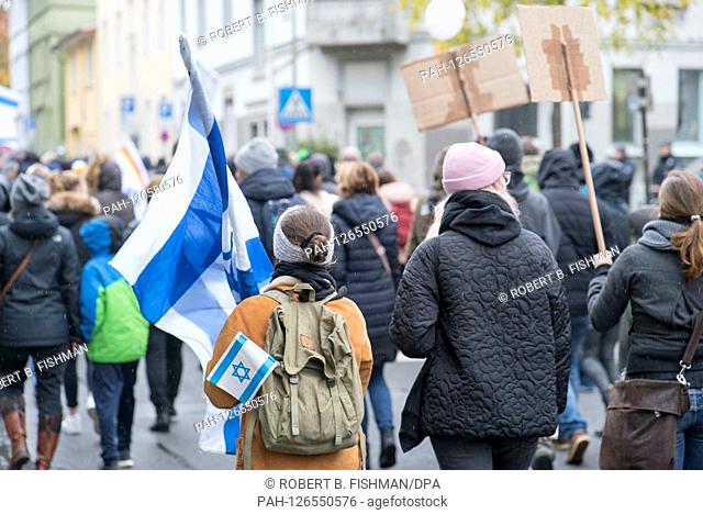 demontration against Neo-Nazi party Die Rechte in Bielefeld: demonstrators carrying flags of Israel, 9.11.2019 | usage worldwide