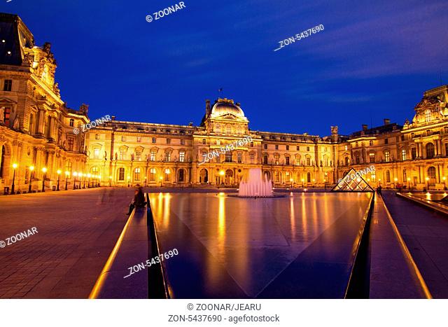 Louvre bei Nacht, Paris, Frankreich