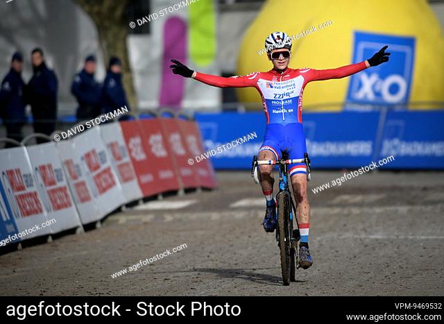 Ducth David Haverdings celebrates as he crosses the finish line to win the men juniors race of the 'Brussels Universities Cyclocross' cyclocross cycling event