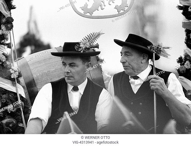 Sixties, black and white photo, folk festival, Munich Beer Festival 1966, Entry of the Oktoberfest Staff and Breweries, traditional costume parade, two men
