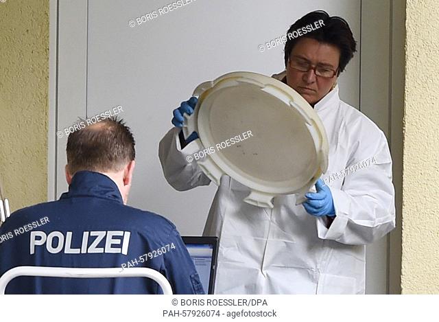 Explosives experts and forensics officers work in front of an apartment in a complex in Oberursel, Germany, 30 April 2015