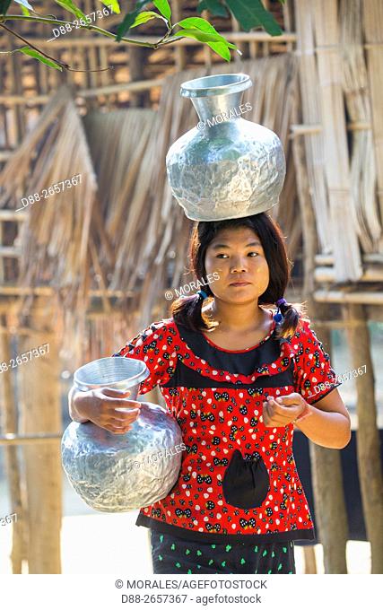 Myanmar, Rakhine State, Mrauk U region, Pan Ba village, woman bringing water