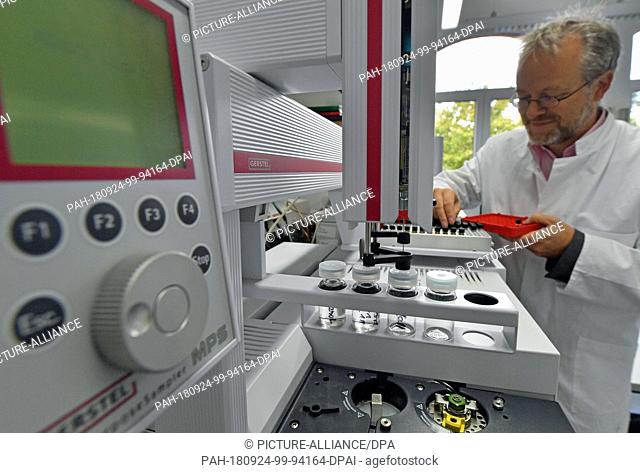 24 September 2018, Saxony-Anhalt, Halla/Saale: Volker Charné prepares an examination of samples for fat and milk fat composition in a laboratory at the Food...