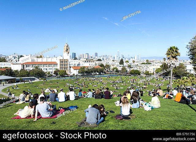 Many people chilling out, picnic in Dolores Park, Mission District, San Francisco, California, USA, North America