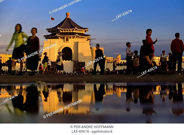 People in front of Chiang Kaishek memorial hall in the evening light, Taipei, Taiwan, Asia