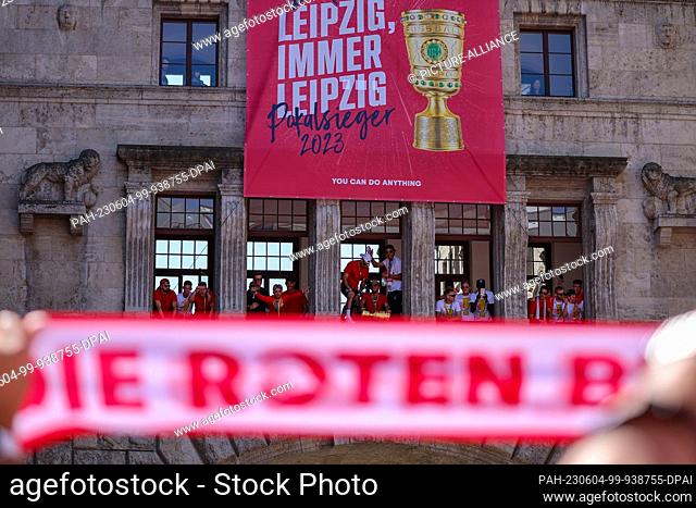 04 June 2023, Saxony, Leipzig: Soccer: DFB Cup, after the final, RB Leipzig - Eintracht Frankfurt. Thousands of Leipzig fans celebrate their team on Burgplatz...