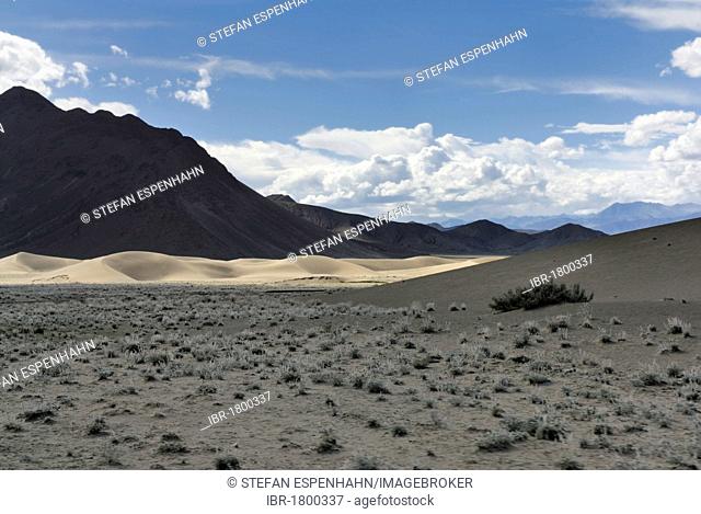 Mountains and sand dunes between Trakduka and Gyantse, Gyangze, Tibet, China, Asia