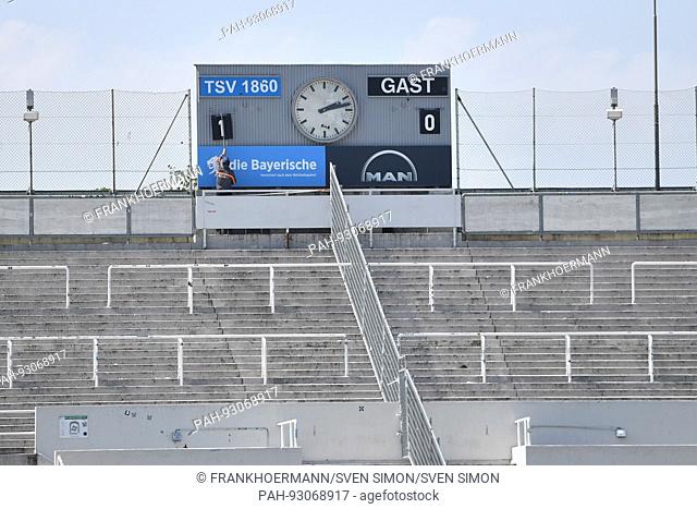 Anzeigetafel, mit dem Spielstand nach dem Tor zum 1-0, allgemeine Spielszene vor leeren Raengen, Geisterspiel, leeres Stadion