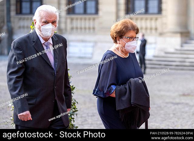 28 May 2021, Bavaria, Würzburg: The former president of the Bavarian parliament, Barbara Stamm (CSU), and her husband Ludwig come to the opening of the Mozart...