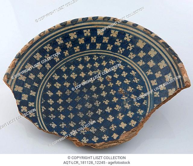 Fragment majolica plate, chessplate motif on the middle and the edge, cable edge, plate crockery holder soil find ceramic earthenware glaze lead glaze