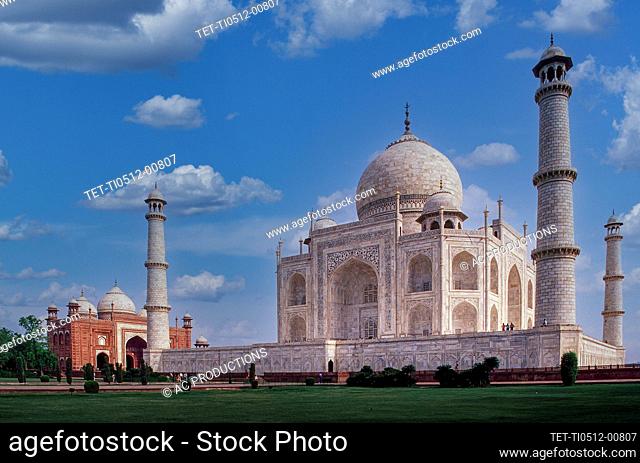 India, Uttar Pradesh, Agra, Taj Mahal with minarets