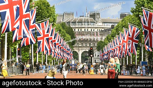 28 May 2022, Great Britain, London: Many flags line the wide boulevard, Regent Street, leading from Admiralty House (M) to Buckingham Palace