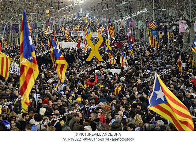 21 February 2019, Spain, Barcelona: Under the leadership of the largest organisations and trade unions, numerous people marched on the streets of Passeig de...