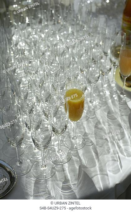 Zwei mit Saft gefuellte Sektglaeser in mitten vieler leerer Glaeser - Kontrast - Struktur - Getraenke , Two Champagne Glasses filled with Juice amongst empty...