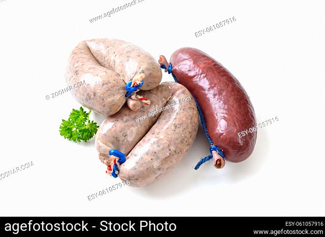 Frische bayerische Leber- und Blutwürste, wie sie für Schlachtplatten verwendet werden, auf weißem Untergrund ? Two fresh Bavarian blood and liver sausages