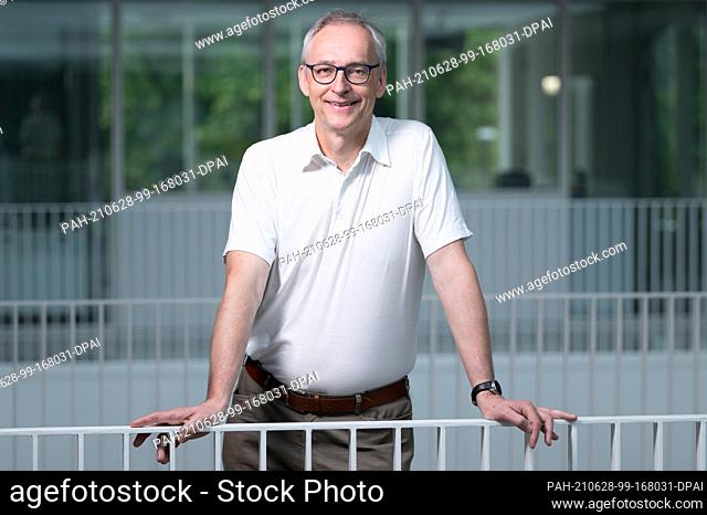 25 June 2021, Saxony, Dresden: Karl Leo, Director of the Institute of Applied Physics (IAP) at TU Dresden, stands in the Hermann Krone Building