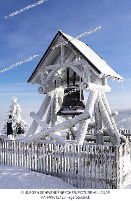 The peace bell on the Fichtelberg (1.215 meters) in Saxony is shrouded in ice and snow. (06 February 2018) | usage worldwide