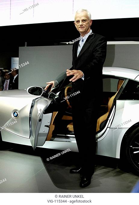 Helmut PANKE , Vorstandsvorsitzender der BMW AG , an einer BMW Z4 Studie auf der IAA am 12.09.2005 .  - FRANKFURT, GERMANY, 12/09/2005