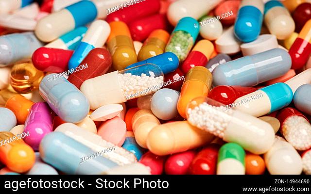 Nahaufnahme von vielen bunten Medikamenten und Pillen