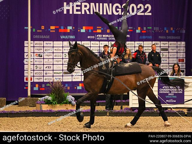 07 August 2022, Denmark, Herning: Equestrian sport: World Championship, Vaulting, Women. Gymnast Kimberly Palmer (USA) performs compulsory exercises on the...