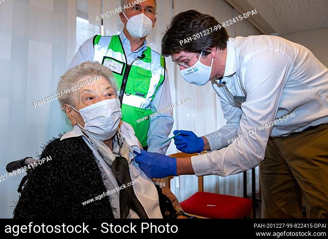 27 December 2020, North Rhine-Westphalia, Emsdetten: In the St. Josef-Stift retirement home, Edeltraud Jäger is the first resident to be vaccinated at the age...