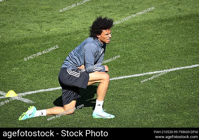 30 May 2021, Austria, Seefeld: Football: National team, training camp, training: Leroy Sane kneels on the pitch. Photo: Christian Charisius/dpa - IMPORTANT...