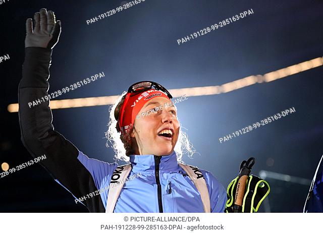 28 December 2019, North Rhine-Westphalia, Gelsenkirchen: German biathlete Laura Dahlmeier waves goodbye to the spectators at the end of her career after the...