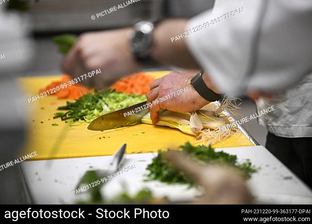 20 December 2023, Berlin: Top chefs cook for homeless people at the Hotel Intercontinental Berlin at Christmas. The food will be served on a total of eight...