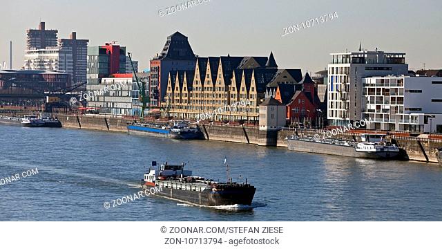 Frachtschiff auf dem Rhein, Koeln, Rheinland, Nordrhein-Westfalen, Deutschland, Europa