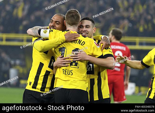 goal scorer Marco REUS (middle, DO), Donyell MALEN (left, DO) and Raphael GUERREIRO (DO) cheer his goal to 6:1 for Borussia Dortmund, Soccer 1