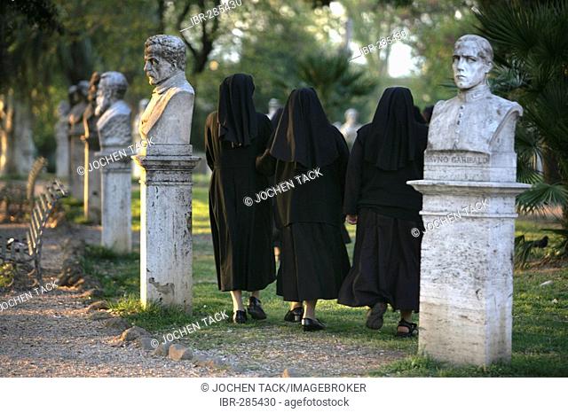 ITA, Italy, Rome :Nuns, on the Gianicolo hill. |