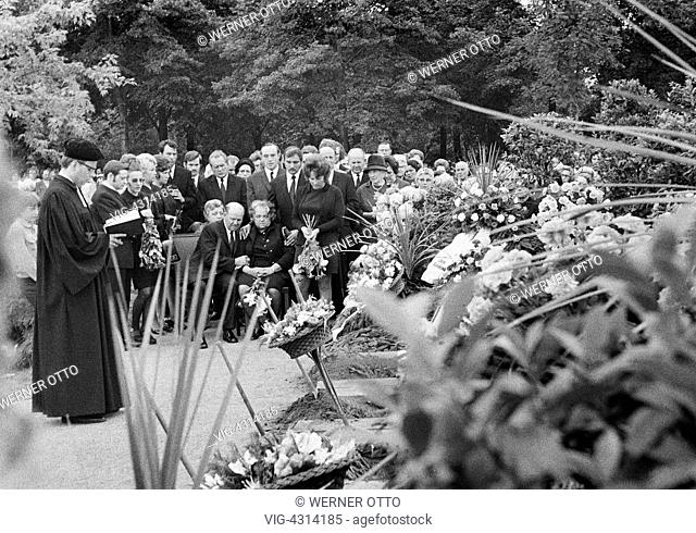 DEUTSCHLAND, BOTTROP, 31.07.1972, Seventies, black and white photo, people, death, burial, mourning, mourners, cleric, priest
