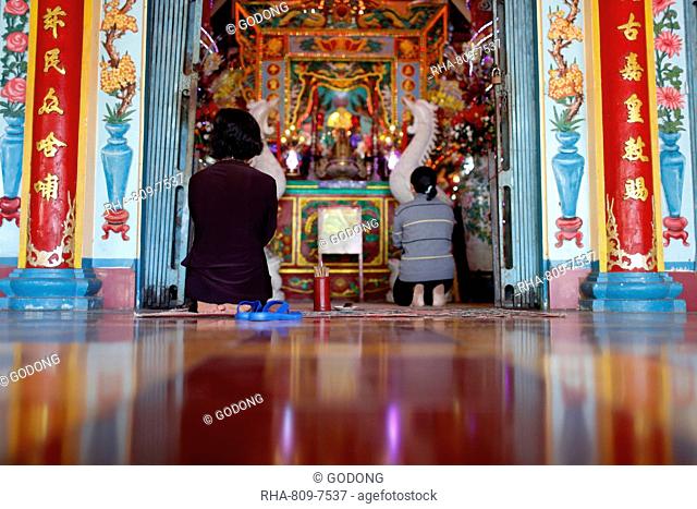 Women praying, Mieu Ba Ngu Hanh Buddhist temple, Vung Tau, Vietnam, Indochina, Southeast Asia, Asia