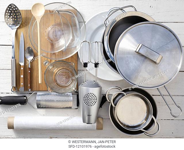 Cooking utensils for the preparation of poppy seed dumplings with a red wine sauce