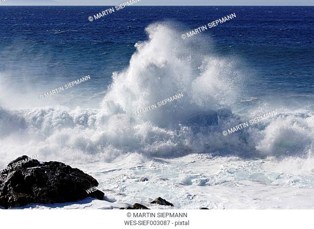 Spain, La Gomara, Breaking of waves at Valle Gran Rey