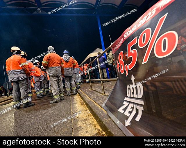 05 December 2023, Brandenburg, Eisenhüttenstadt: Employees of steel producer ArcelorMittal Eisenhüttenstadt GmbH are on warning strike early this morning
