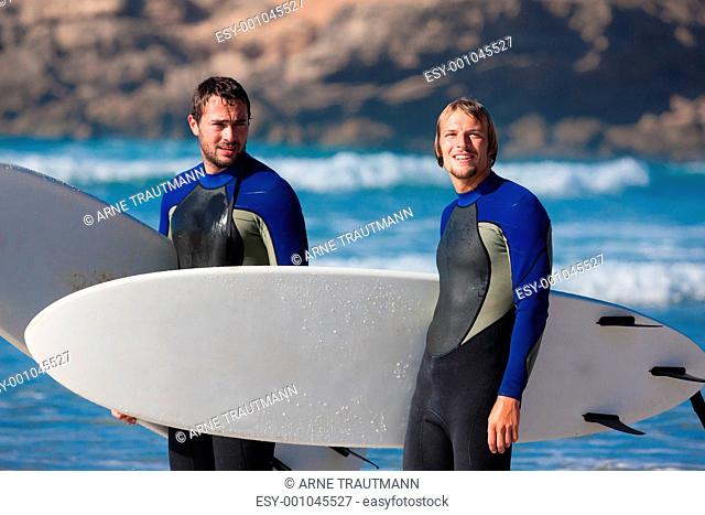 Zwei Surfer am Strand