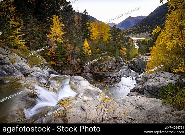 Sant Esperit waterfall in autumn (Aigüestortes i Sant Maurici National Park, Catalonia, Spain, Pyrenees)