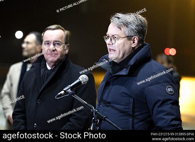 15 December 2023, Lower Saxony, Wunstorf: Tobias Lindner (Alliance 90/The Greens, r), Minister of State at the Federal Foreign Office