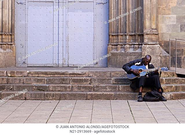 Street musician on the steps of Sant Just i Pastor Church. Gothic Quarter, Barcelona, Catalonia, Spain, Europe