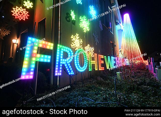 28 November 2021, Baden-Wuerttemberg, Karlsruhe: In the Karlsruhe district of Neureut, a house is decorated and lit up for Christmas